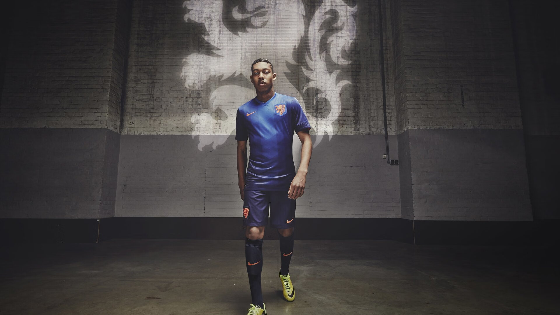 内斯塔：伤病缠身的优雅后卫，坚持与不屈，内斯塔太帅了